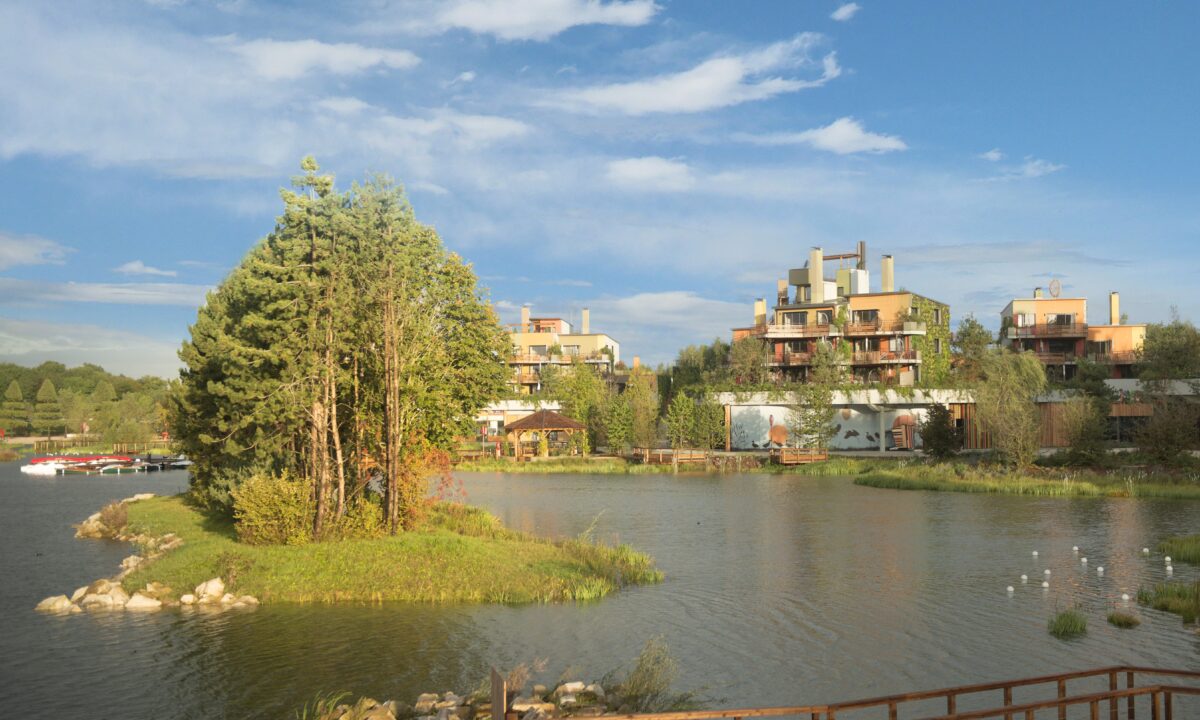 Lakeside Promenade_credit: Villages Nature® Paris